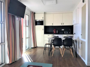 Appartement 3 pièces avec grande terrasse, climatisation, piscine et parking - FR-1-504-659